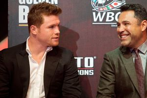 Canelo, criticado por De la Hoya por caída con Bivol: 'Juegas mucho al golf, hazlo cuando tengas 90'