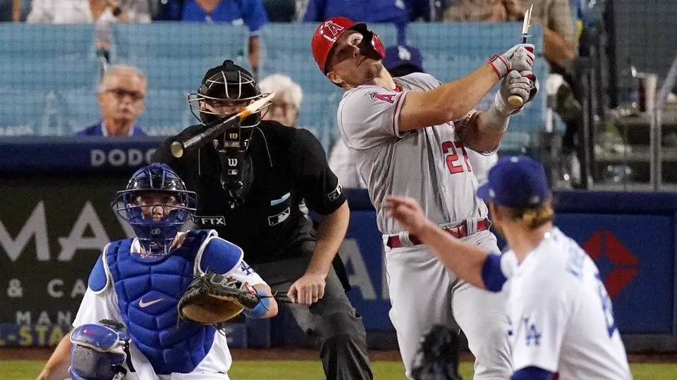 Video: Umpire fue golpeado por un bat roto de Mike Trout en un partido de los Dodgers