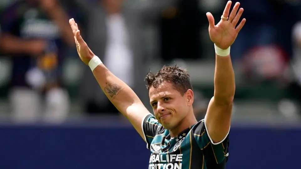 Chicharito Hernández cierra la pretemporada del Galaxy con doblete