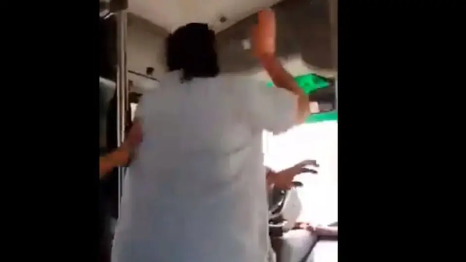 Video: Señora agarra a golpes a conductor de transporte público por no permitirle su bajada