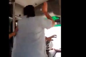 Video: Señora agarra a golpes a conductor de transporte público por no permitirle su bajada
