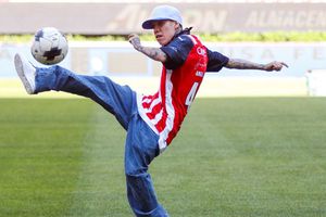 Chivas: Santa Fe Klan posó con la playera del Rebaño en el Estadio Akron