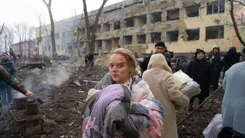 Rusia atacó hospital de maternidad en Ucrania; niños quedaron atrapados