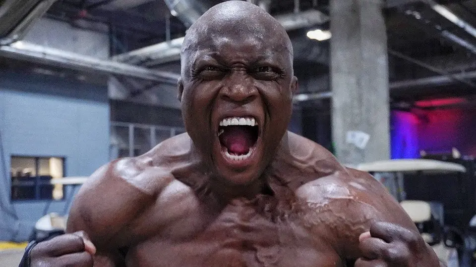 WWE: Bobby Lashley sufrió aparatosa caída durante la gira por Reino Unido