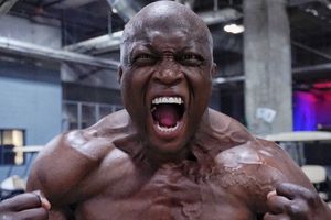 WWE: Bobby Lashley sufrió aparatosa caída durante la gira por Reino Unido