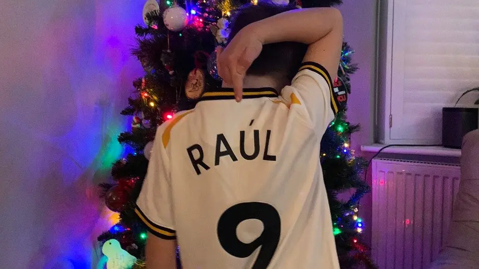 Raúl Jiménez: Pequeño aficionado se conmueve tras recibir playera del jugador en Navidad