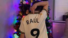 Raúl Jiménez: Pequeño aficionado se conmueve tras recibir playera del jugador en Navidad