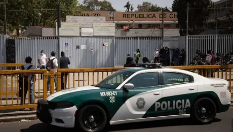 CDMX: Alumno ingresa con arma a secundaria de Iztapalapa y se dispara en la mano