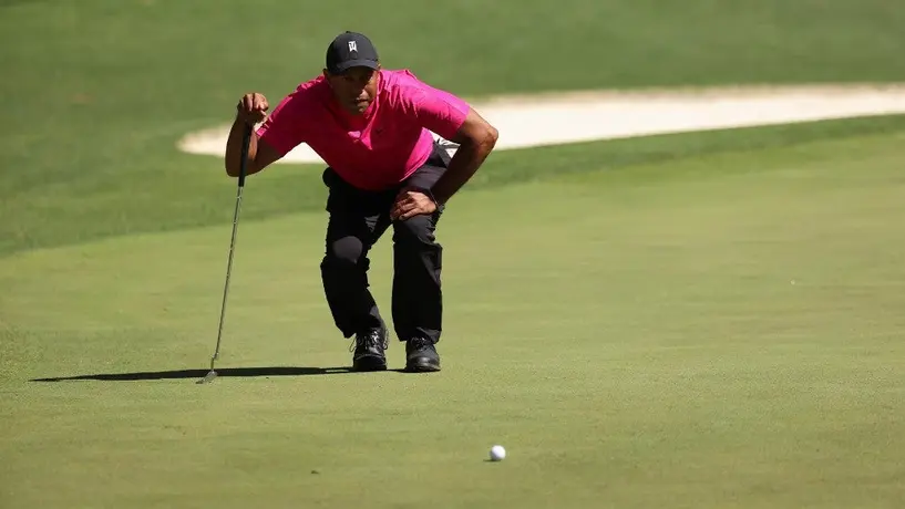 Tiger Woods regresa al golf con increíble arranque en el Masters de Augusta