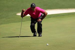 Tiger Woods regresa al golf con increíble arranque en el Masters de Augusta