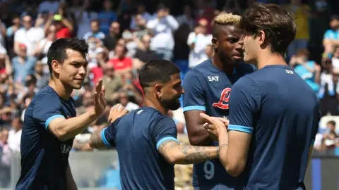 Napoli de Chucky Lozano venció al Genoa de Vásquez y aseguraron su boleto a la Champions