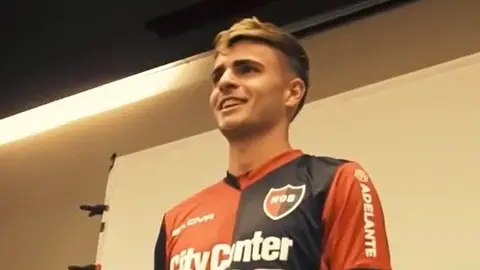Futbolista argentino se apellida Messi, usa el '10' y juega para Newell's