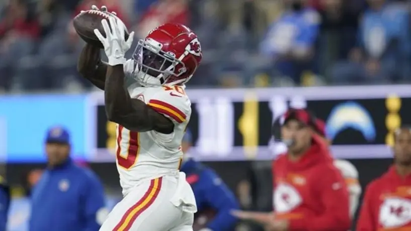 NFL: Tyreek Hill fue multado por haber festejado touchdown con unos pompones