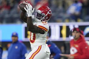 NFL: Tyreek Hill fue multado por haber festejado touchdown con unos pompones