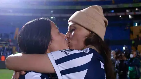 Rayadas: Rebeca Bernal y Janelly Farías celebraron el Título con un beso en el Volcán