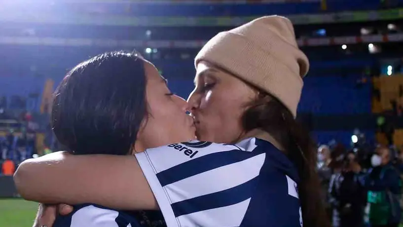 Rayadas: Rebeca Bernal y Janelly Farías celebraron el Título con un beso en el Volcán