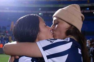 Rayadas: Rebeca Bernal y Janelly Farías celebraron el Título con un beso en el Volcán