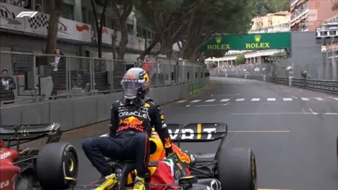 Checo Pérez resbaló sobre su monoplaza al festejar su primer lugar en el GP de Mónaco