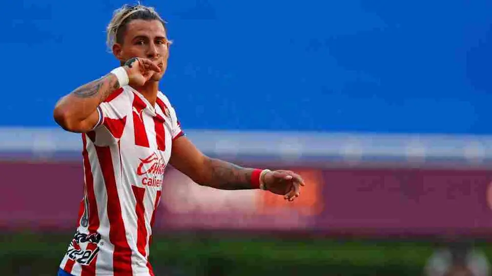 Chivas: Chicote Calderón lució lujosos tenis Gucci en partido vs Juárez