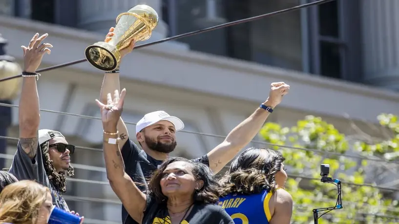 Video: Stephen Curry festeja con 'fondo' de tequila tras desfile de campeón