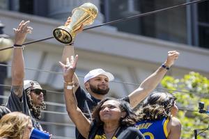 Video: Stephen Curry festeja con 'fondo' de tequila tras desfile de campeón