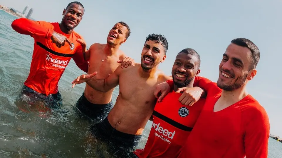 Jugadores del Eintracht Frankfurt disfrutaron las playas de Barcelona
