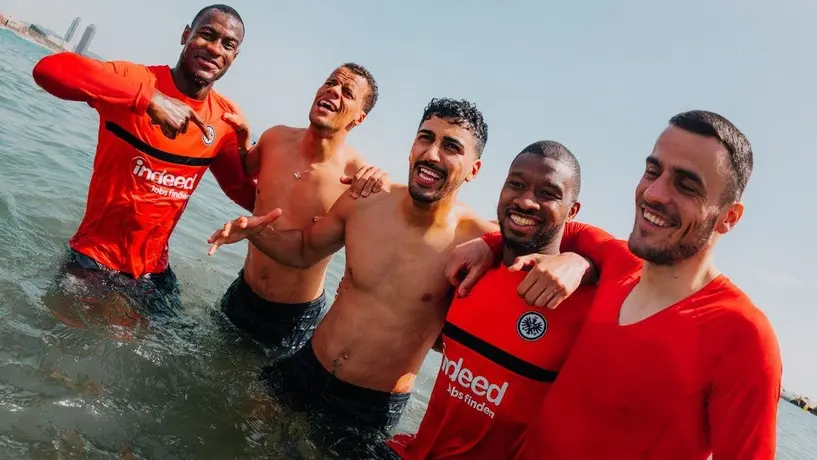 Jugadores del Eintracht Frankfurt disfrutaron las playas de Barcelona