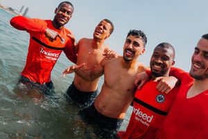 Jugadores del Eintracht Frankfurt disfrutaron las playas de Barcelona