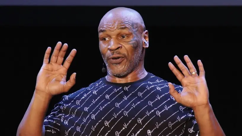 Mike Tyson fue visto fumando marihuana con sus fanáticos