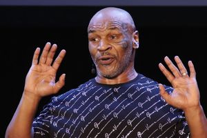 Mike Tyson fue visto fumando marihuana con sus fanáticos
