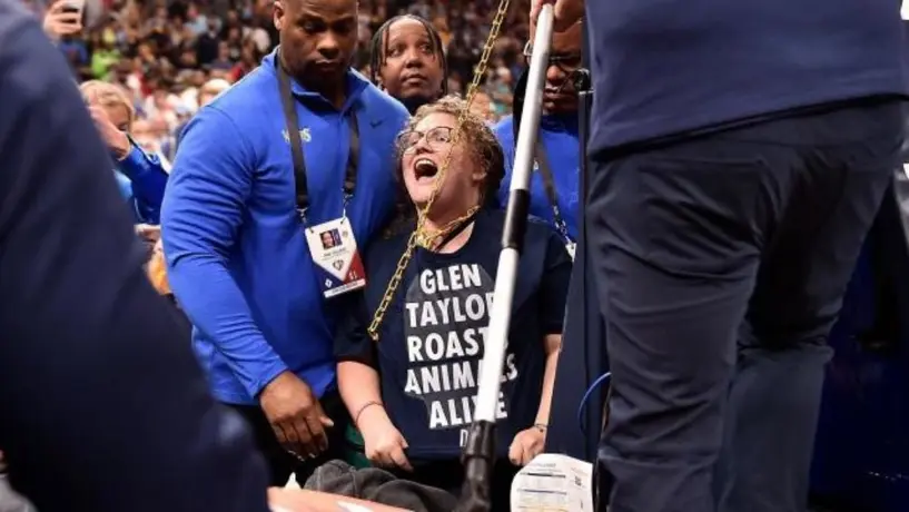 NBA: Mujer se encadena a poste durante el juego entre Minnesota y Memphis