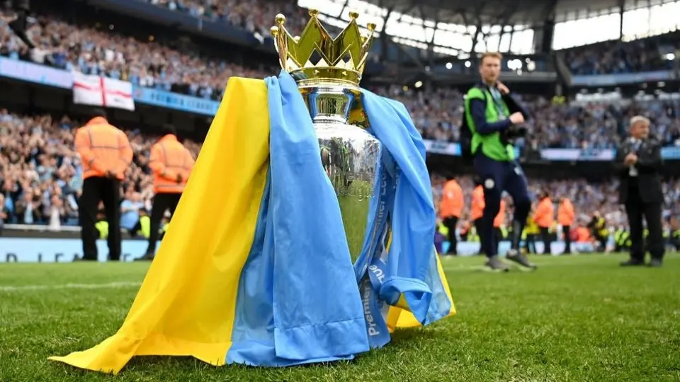 Manchester City: Zinchenko colocó la bandera de Ucrania en trofeo de la Premier League