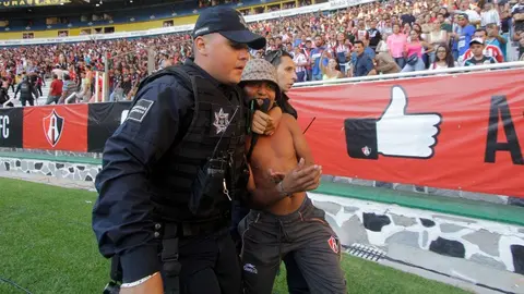 Video: Policía fue captado bailando y tomando durante festejos del Atlas en el Estadio Jalisco