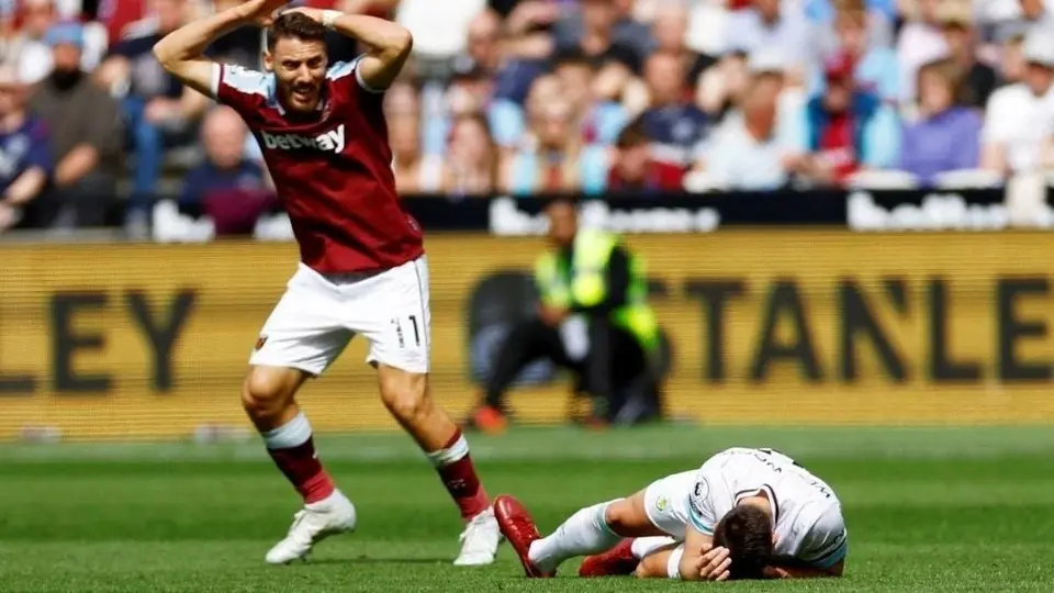 Premier League: Jugador del West Ham rompe en llanto tras provocar terrible lesión a su rival