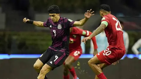 Esposa de Raúl Jiménez compara apoyo de afición del Tri y Wolves