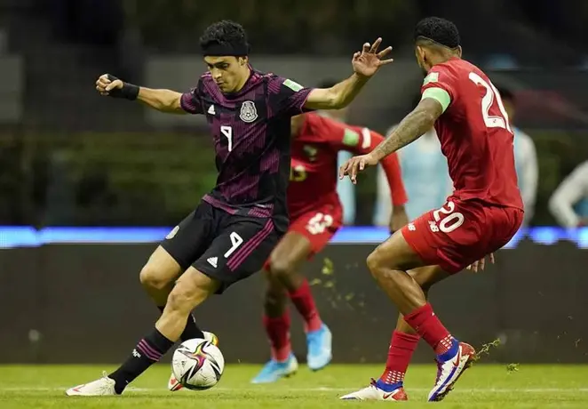 Esposa de Raúl Jiménez compara apoyo de afición del Tri y Wolves