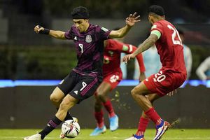 Esposa de Raúl Jiménez compara apoyo de afición del Tri y Wolves