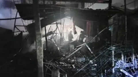 CDMX: Incendio consumió 30 puestos en el mercado 'La Purísima', en Iztapalapa