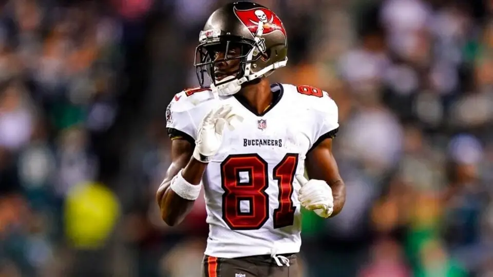 Antonio Brown, 'cortado' de los Buccaneers tras abandonar juego de forma polémica