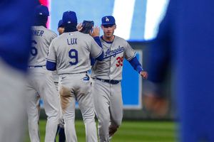 MLB: Dodgers superan a la lluvia y derrotan a los Twins