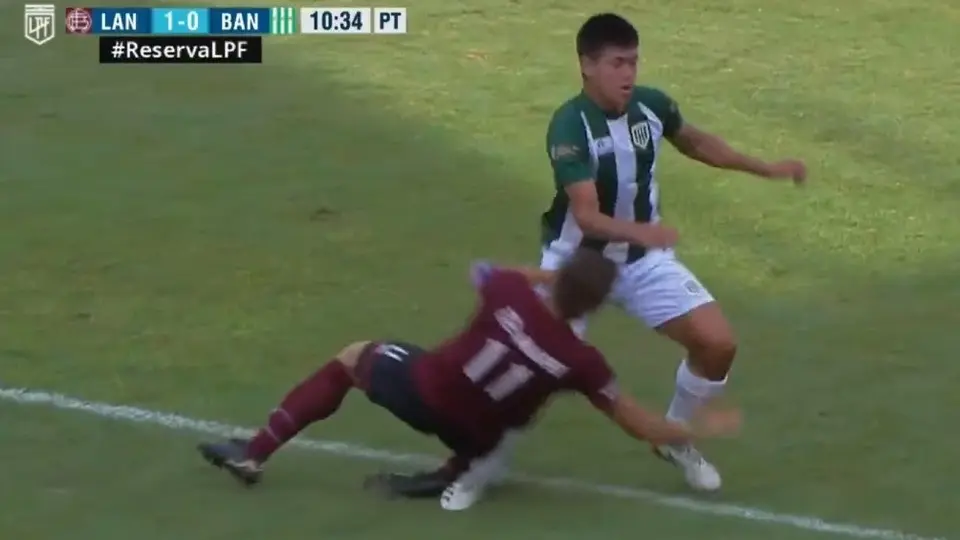 Futbolista recibió balonazo en la cara, cayó sobre la pierna del rival y le provocó fractura