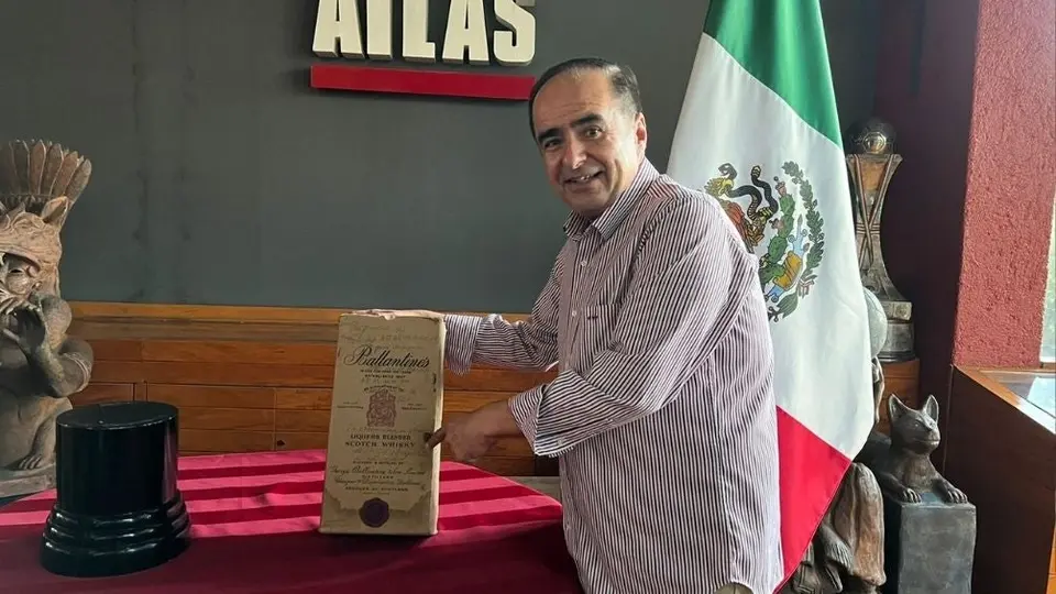 Atlas: Abrió su botella de whisky que tenía guardada desde 1954