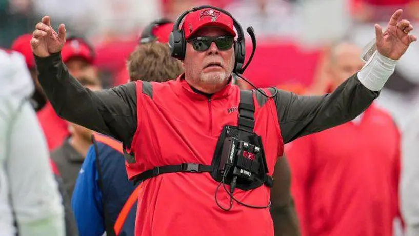 NFL: Bruce Arians, multado económicamente por 'zapear' a Andrew Adams