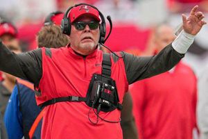NFL: Bruce Arians, multado económicamente por 'zapear' a Andrew Adams