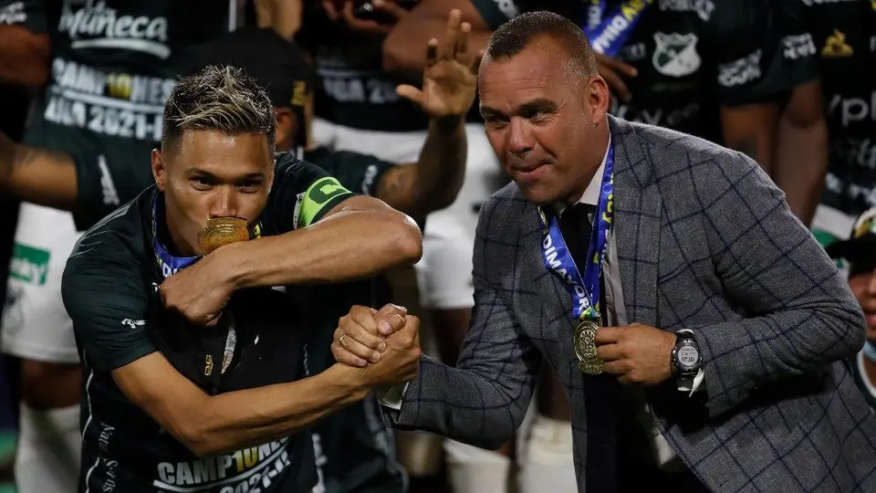Teófilo Gutiérrez celebró título en Colombia con vino y cantando salsa