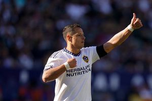 Chicharito, 'elogiado' por Dybala tras publicar foto con Douglas Costa