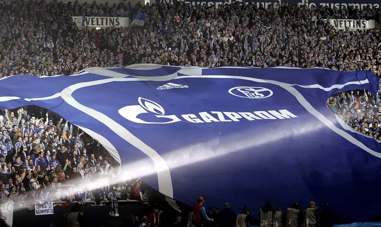 Schalke 04: Jersey del club sin patrocinador ruso se disparó y colapsó tienda virtual