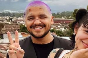 Video: Christian Nodal y Cazzu son captados besándose previo a un concierto