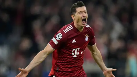 Barcelona: Robert Lewandowski habló con Xavi Hernández sobre posible fichaje