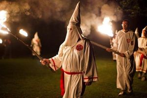 Profesor causó polémica tras asistir a desfile de disfraces con atuendo del Ku Klux Klan en Brasil
